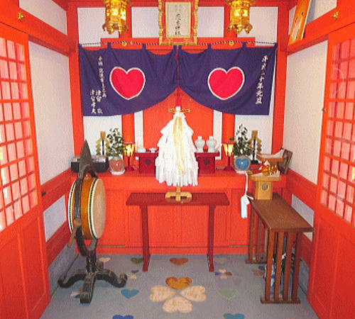 恋愛の神様【恋木神社】の神殿内　筑後の名陶【水田焼】の陶板